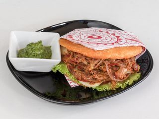 Arepa de carne mechada