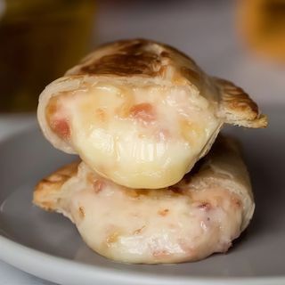 Empanada De Bacon Y Queso