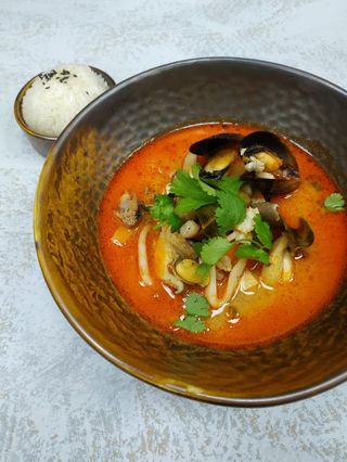 Том ям с морепродуктами