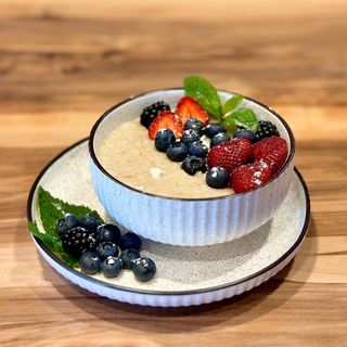 შვრიის ფაფა მოცვით, მარწყვით და მაყვალით