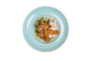 Азиатска салата с пиле и скариди