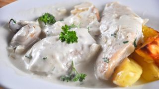 Piep de pui cu ciuperci in sos de smantana si marar cu cartofi natur