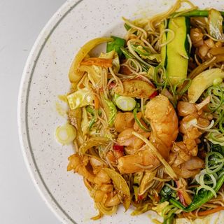 Fideos De Arroz Con Carne Y Gambas Con Salsa A Elección