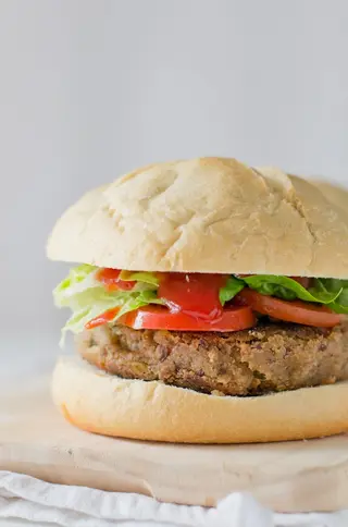 Favory burger šefa kuhinje s domaćim pečenim krumpirom