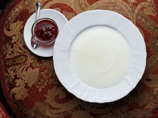 Каша манна з малиновим варенням (240г)