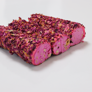 Rulou cu crema de zmeura, alune de padure si petale de trandafir