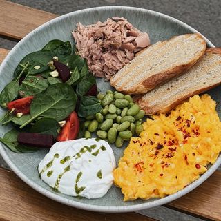 Сирний скрембл з тунцем