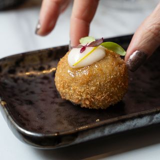 Croqueta casera de butifarra negra y manzana asada