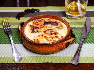 Fritelle con formaggi e uvetto