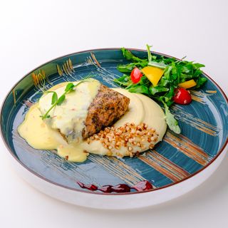 Стейк из индейки под сырным соусом и шафраном