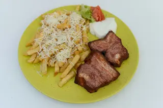 Costita prajita+cartofi prajiti si cascaval+sos de usturoi home made
