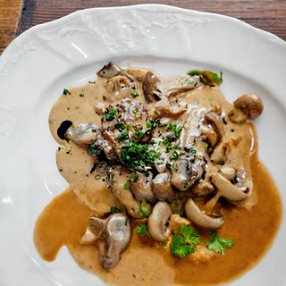 Говяжая вырезка с грибами и перечным соусом