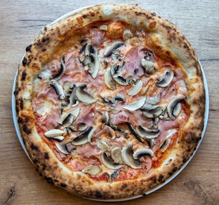 Pizza Prosciutto e Funghi