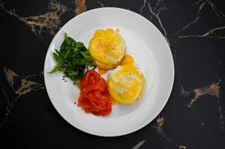 Пашот із лососем та соусом голландез (300г)
