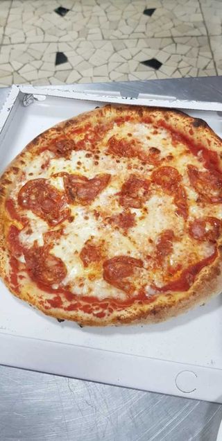 34-Pizza salame piccante