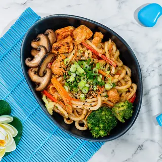 Wok udon cu pui in sos Cremos de Stridii
