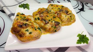 Свинска Вратна Пържола На Фурна С Топено Сирене И Гъби (350г)