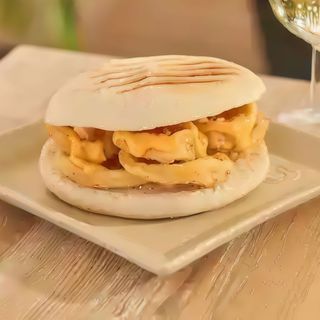 Mollete Castizo De Calamares Con Salsa Kimchi