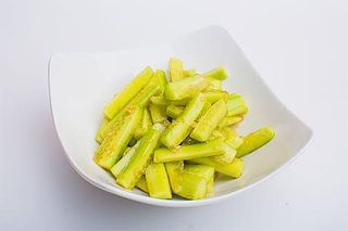 Сарымсақ қосылған қияр/Огурцы с чесноком