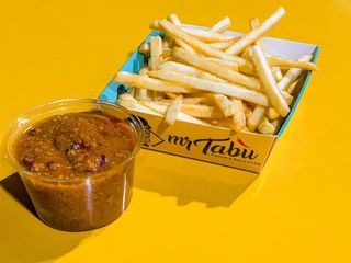 Patatine fritte con chili di carne