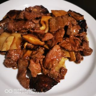 Ternera con bambú y seta china