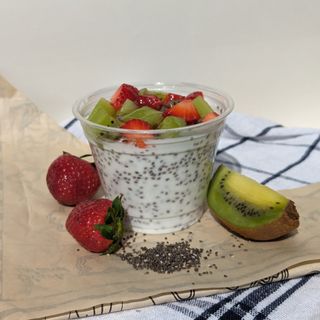 Кисело мляко с ЧИА. ( 300гр) 275 кал.