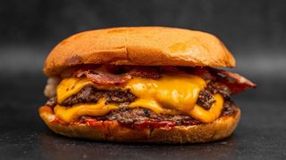 Bacon Burger + pomfrit