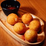 ყველის ბურთულები ტკბილი ჩილის სოუსით/Cheese balls with sweet chili sauce