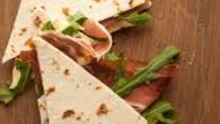 Piadina con formaggio, rucola e speck