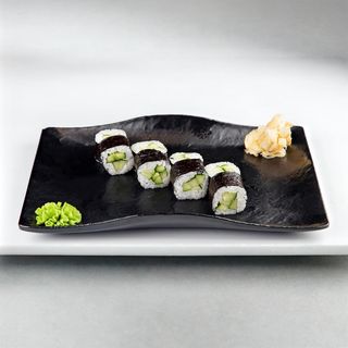 Ролл с огурцом и сливочным сыром