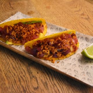 Taco de maíz crujiente de tartar de atún rojo con aguacate