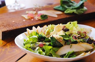 Микс листни салати с круши и локум (300г)