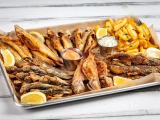 Плато смаженої риби з картопляними діпами (1000/150/100/60g)
