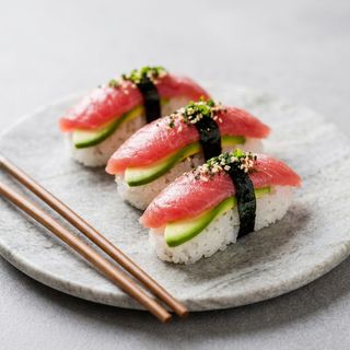 Nigiri De Atún Y Aguacate (3 uds.)