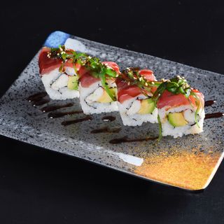78.Uramaki de cangrejo, aguacate, atún, wakame (4 uds.)