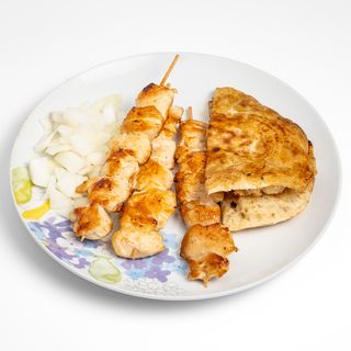 Pileći ražnjići u panceti s pomfritom