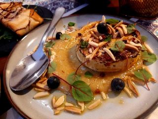 Queijo de Cabra Gratinado Com Mel, Amêndoa, Puré de Maçã e Mirtilos