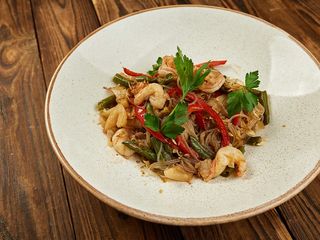 Фунчоза з морепродуктами та овочами