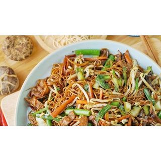 Fried noodles with assorted vegetables