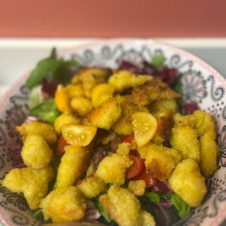 Tocchetti di pollo impanati e verdure croccanti