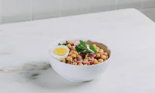 Snack salada de grão e atum