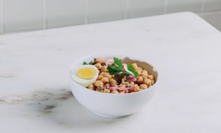 Snack salada de grão e atum