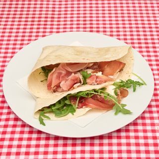 Piadina con crudo, crescenza e rucola