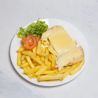 Pileći file pokriven šunkom i sirom s pomfritom