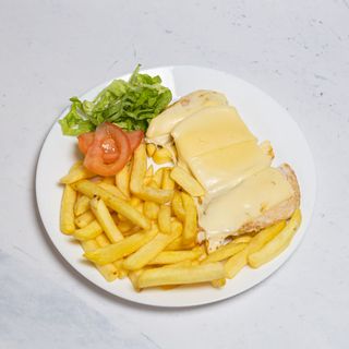 Pileći file pokriven šunkom i sirom sa pomfritom