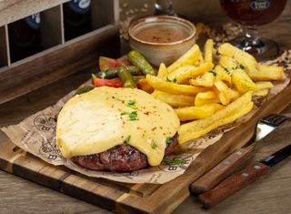 Beef steak cu sos de cașcaval cu cartofi