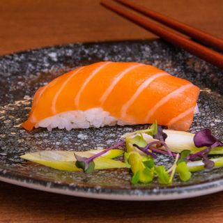 Nigiri de salmón noruego