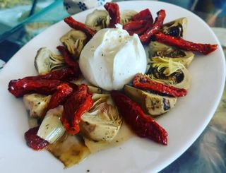Ensalada de Burrata con alcachofa a la brasa y conserva de tomate seco 