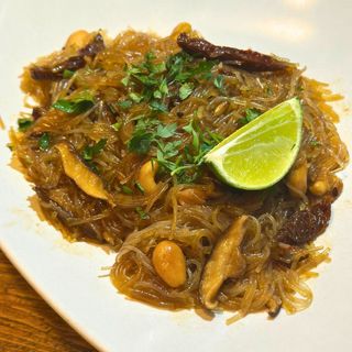 FIDEOS CRISTAL SALTEADOS CON TOMATE SECO, SETAS SHIITAKE Y FRUTOS SECOS