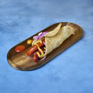 Roštiljska kobasica u tortilji i Coca cola